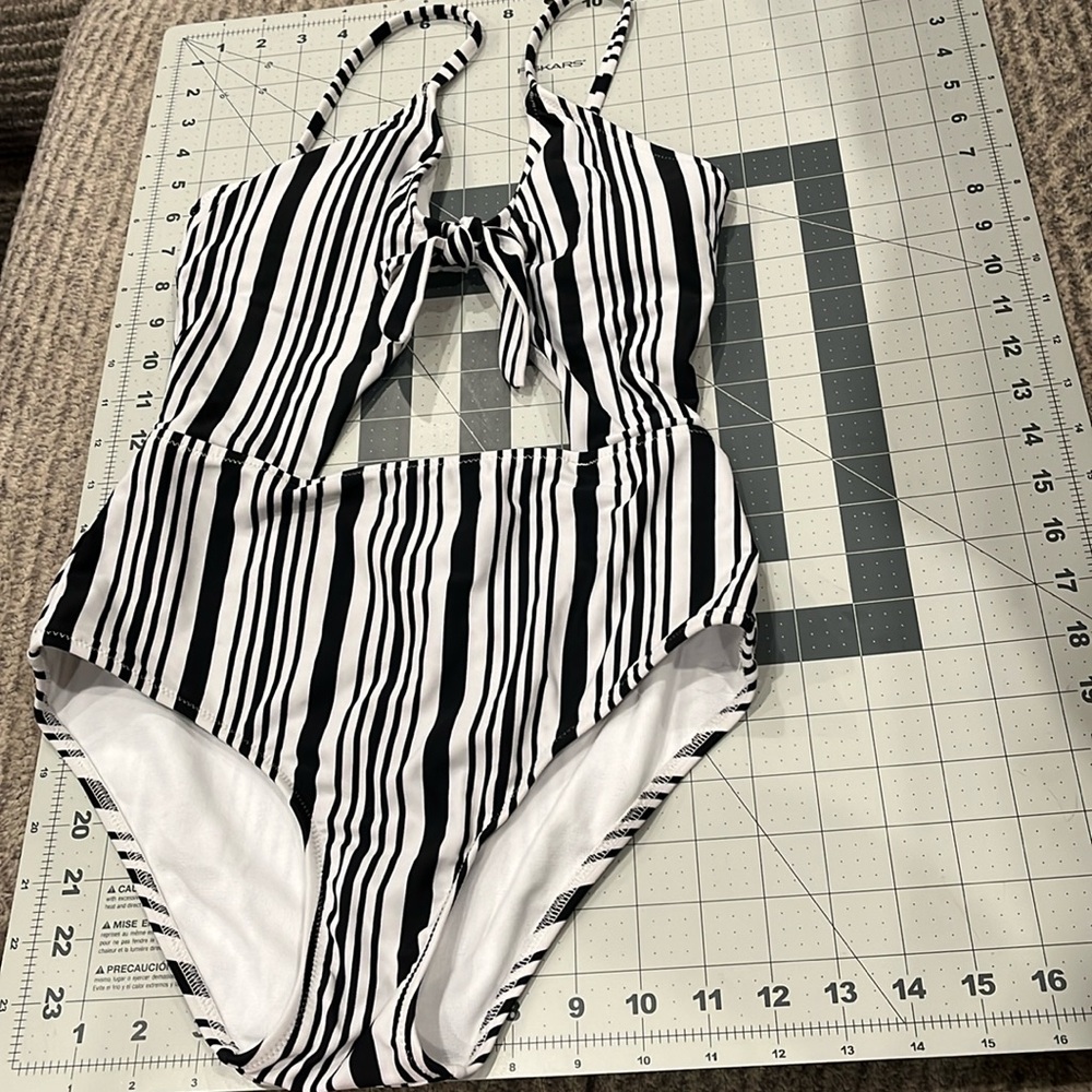 NWOT Ladies S Express swimsuit